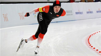 全国速滑锦标赛：吉林的沈晗扬和内蒙古的韩梅分获男、女全能总冠军