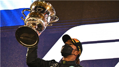 F1新赛季揭幕战汉密尔顿力压维斯塔潘夺冠 收获个人职业生涯的第96冠