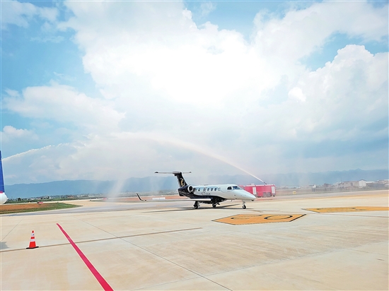 弥勒东风机场正式通航 云南红河迈入“航空时代”