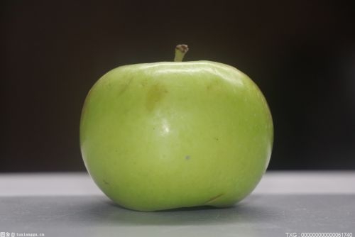尿酸高的人群在吃苹果、葡萄等水果的时候最好削皮