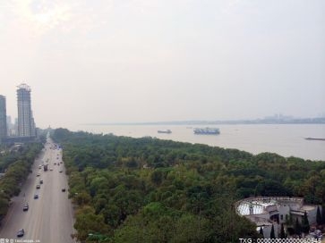 长江南京段由的生产码头变身滨江公园
