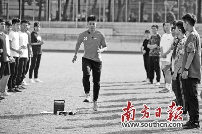 苏炳添在暨南大学为学生带来分享体验课 百米跑挑战9秒83