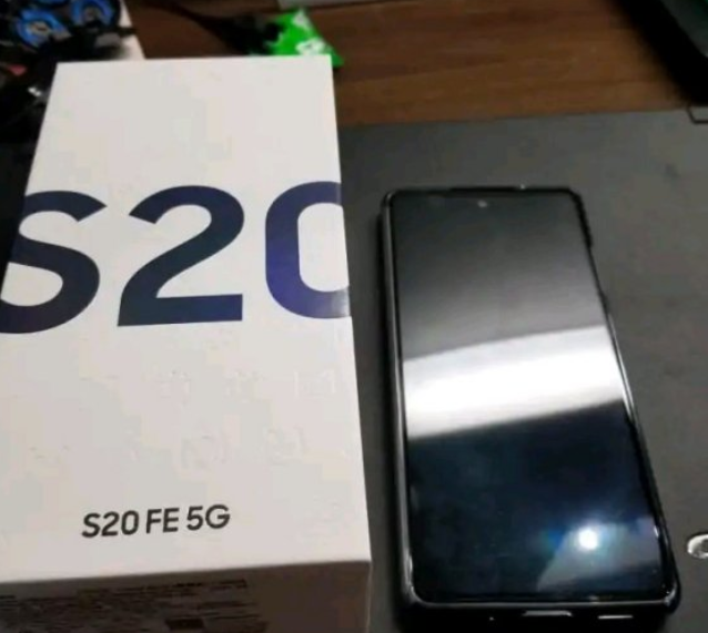 三星晒新一代OLED屏:覆盖UTG超薄玻璃,耐久性可支持20万次弯折