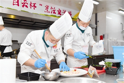 天津港保税区“白云杯”烹饪交流赛上 30余名主厨同场展开精彩对决