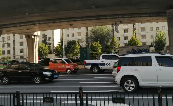 大货车右转须“停让” 深圳强调大货车“右转停让”管理措施