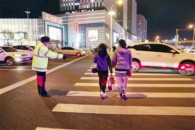 守护行人夜间过街安全 天津市首次启用人行横道激光安全警示装置
