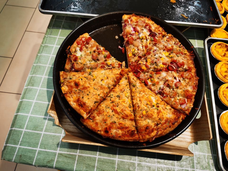 披萨怎么做？披萨怎么做好吃？披萨饼边缘为什么要涂蛋液？