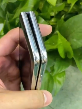 折叠iPhone概念渲染图曝光:上下折叠,仍采用直角边框