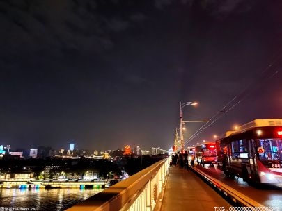 拥堵的南京长江大桥上发生了惊心而又暖心的事情：女子跳桥被众人救回