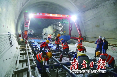 珠机城际二期一标段横琴隧道无砟道床首件顺利浇筑完成