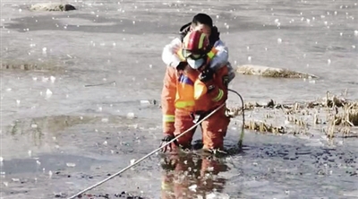 一名男孩不慎掉入结冰的湖里 消防快速处置护送回家