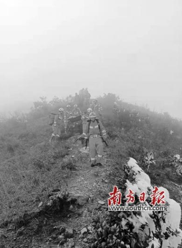 6名驴友零下2度登山被困 清远消防救援人员徒步3小时营救