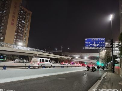 南京市惠民大道高架首片长30多米的桥梁板离开高架桥“母体”