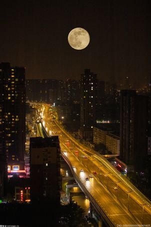 极为罕见！月全食巧遇月掩天王星 昆明市夜空现“红月亮”